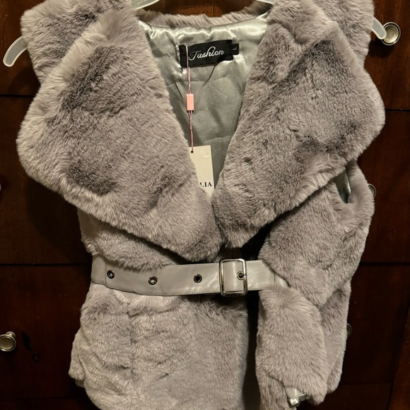 Winter 2025 women’s Belted Faux Fur Sleeveless Vest - Picture 5 of 9